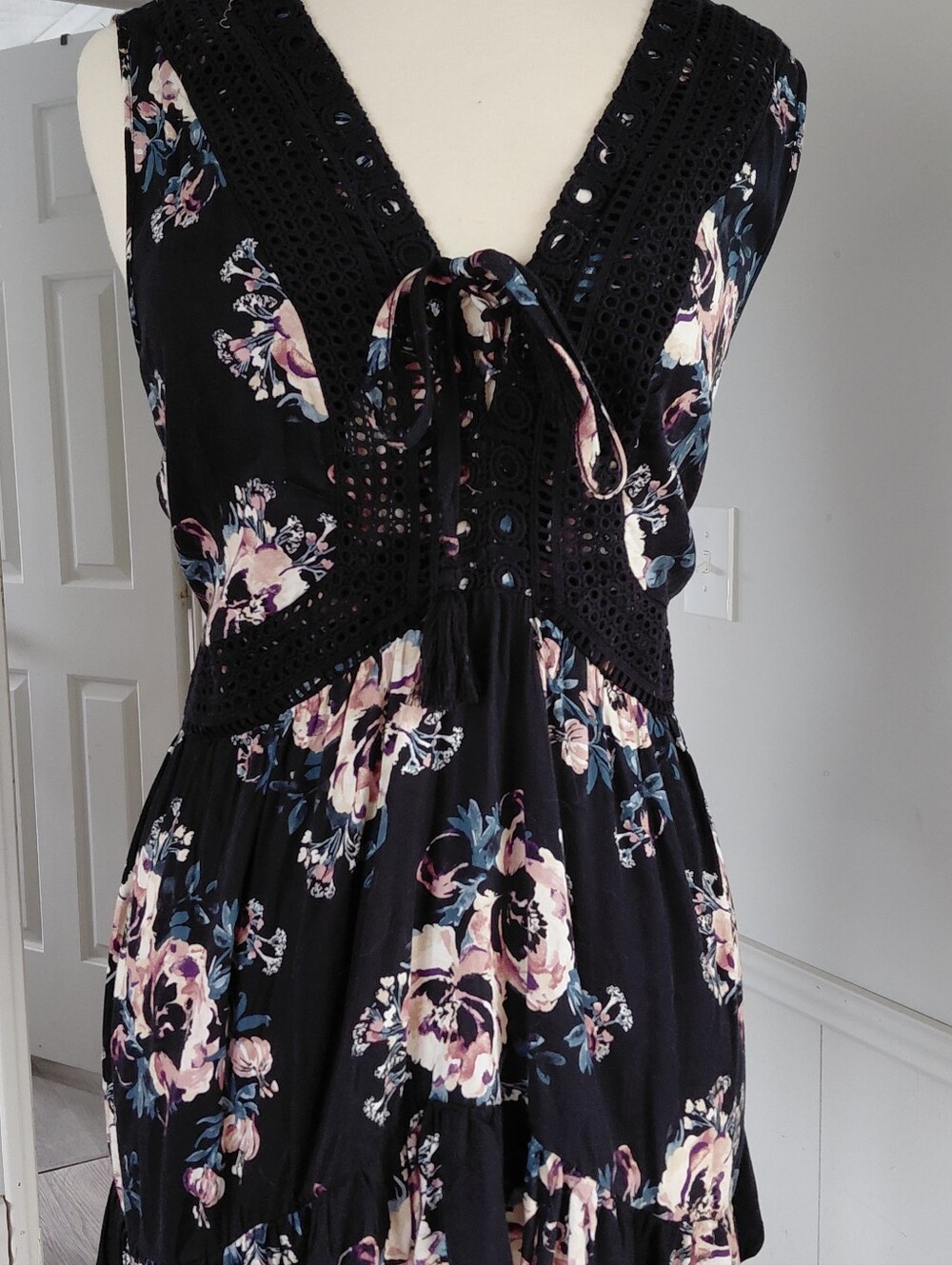Torrid Sz 2 Challis Black Floral Sharkbite Sleeveless Top 18/20